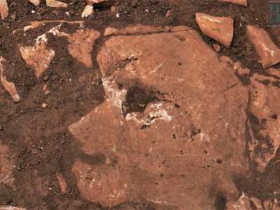 Poi ci mostra anche un foro coperto dalla terra: l�, probabilmente, era stato infilato uno dei pali di una capanna
